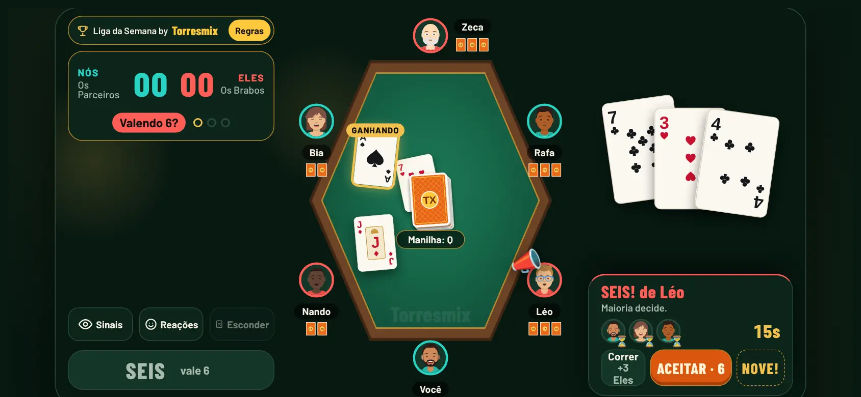 Mesa com o celular deitado: placar à esquerda, mesa no centro e cartas à direita